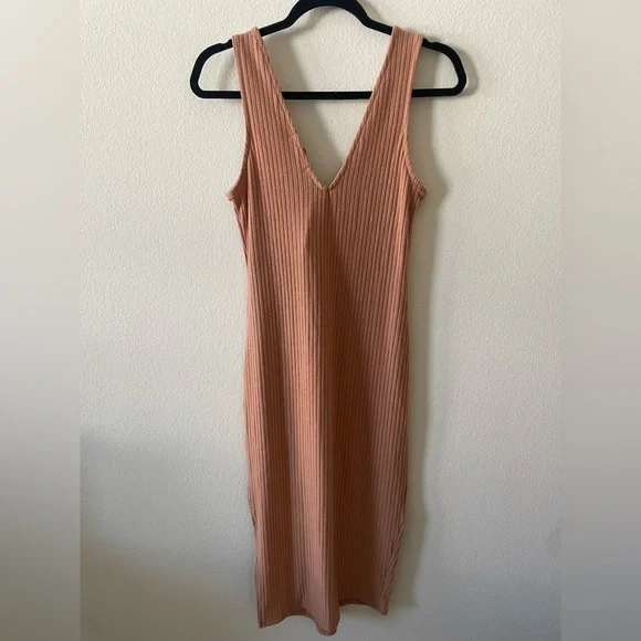 Gibsonlook tan v neck tank top midi dress with slit - Picture 3 of 3